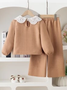 SHEIN Vintaside Kids 女童 2 件套丹寧效果上衣 + 白色彼得潘領燈籠長袖襯衫搭配同款寬腿褲，簡約溫柔風，適合春夏交替與初夏，適用日常上學、公園散步、週末出遊與短途旅行 - 棕色 - 查看 2