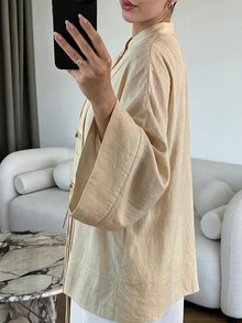 Lacomfia 女款優雅時尚新中式V領結扣裝飾直擺長袖大尺碼襯衫 - 杏色 - 查看 2
