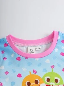 BABY SHARK X SHEIN طقم ملابس منزلية للبنات الرضع بطبعة كرتونية، توب بأكمام قصيرة وبنطلون طويل - متعدد الألوان - مشاهدة 3