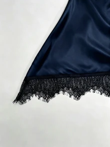 Ritzy Row بلوزة ساتان بدون أكمام مزينة بالدانتيل مع ياقة منسدلة وحافة غير متماثلة - أزرق بحري - مشاهدة 3