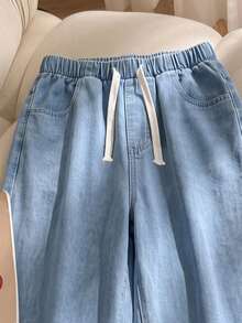 SHEIN Genkimix Kids 女童牛仔長褲，四季新款，美式休閒風，淺藍色牛仔，彈性腰頭配後口袋藍色蝴蝶結印花設計，結合牛仔酵素洗水工藝，直筒寬腿版型，柔軟舒適面料，易搭配，適合日常穿著、聚會、旅行等多種場合，四季新款女童牛仔長褲 - 淺色水洗藍 - 查看 7