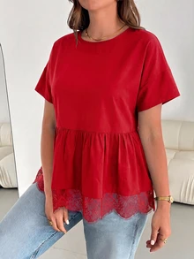 SHEIN Essnce 大尺碼女款春夏時尚休閒寬鬆涼爽舒適日常百搭顯瘦黑色蕾絲飾邊下擺短袖娃娃上衣，外出上衣，極簡風，蕾絲飾邊黑色上衣，夏季襯衫 - 紅色 - 查看 3