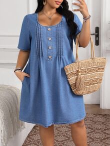 SHEIN CURVE+ Gaun Denim Kasual Wanita Ukuran Besar dengan Leher Bulat, Lengan Pendek, dan Kancing Setengah Plaket - Biru - View 2