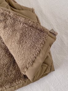 SHEIN Playful Pals 1件幼女甜美棕色毛茸茸抓絨內裡絎縫無袖立領加厚戶外度假冬秋保暖填充背心外套 - 棕色 - 查看 6