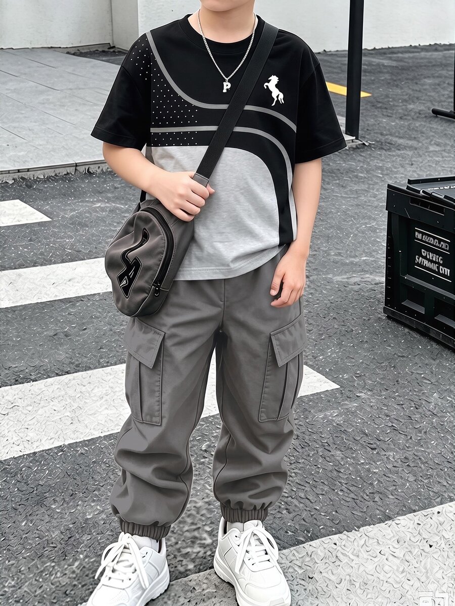 SHEIN 2件組青少年男孩條紋與波點馬標誌印花黑灰拼色百搭時尚舒適圓領短袖T恤與灰色慢跑工裝褲套裝,適合四季穿著 - 彩色 - 查看 1