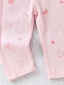 SHEIN Vintaside Kids 女嬰牛仔褲，可愛俏皮風格，四季新品，復古粉色牛仔布，彈性腰頭設計，粉色愛心刺繡搭配雪洗效果，錐形褲管版型，時尚百搭，適合度假、外出及其他場合，四季新品女嬰牛仔褲 - 粉色 - 查看 4