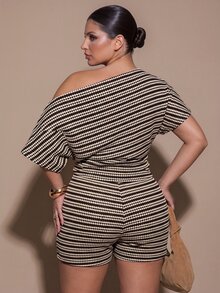 SHEIN BAE CURVE 大尺碼女款條紋單肩T恤與短褲休閒兩件套，棕色條紋露肩上衣與短褲套裝，適合外出度假 - 彩色 - 查看 2
