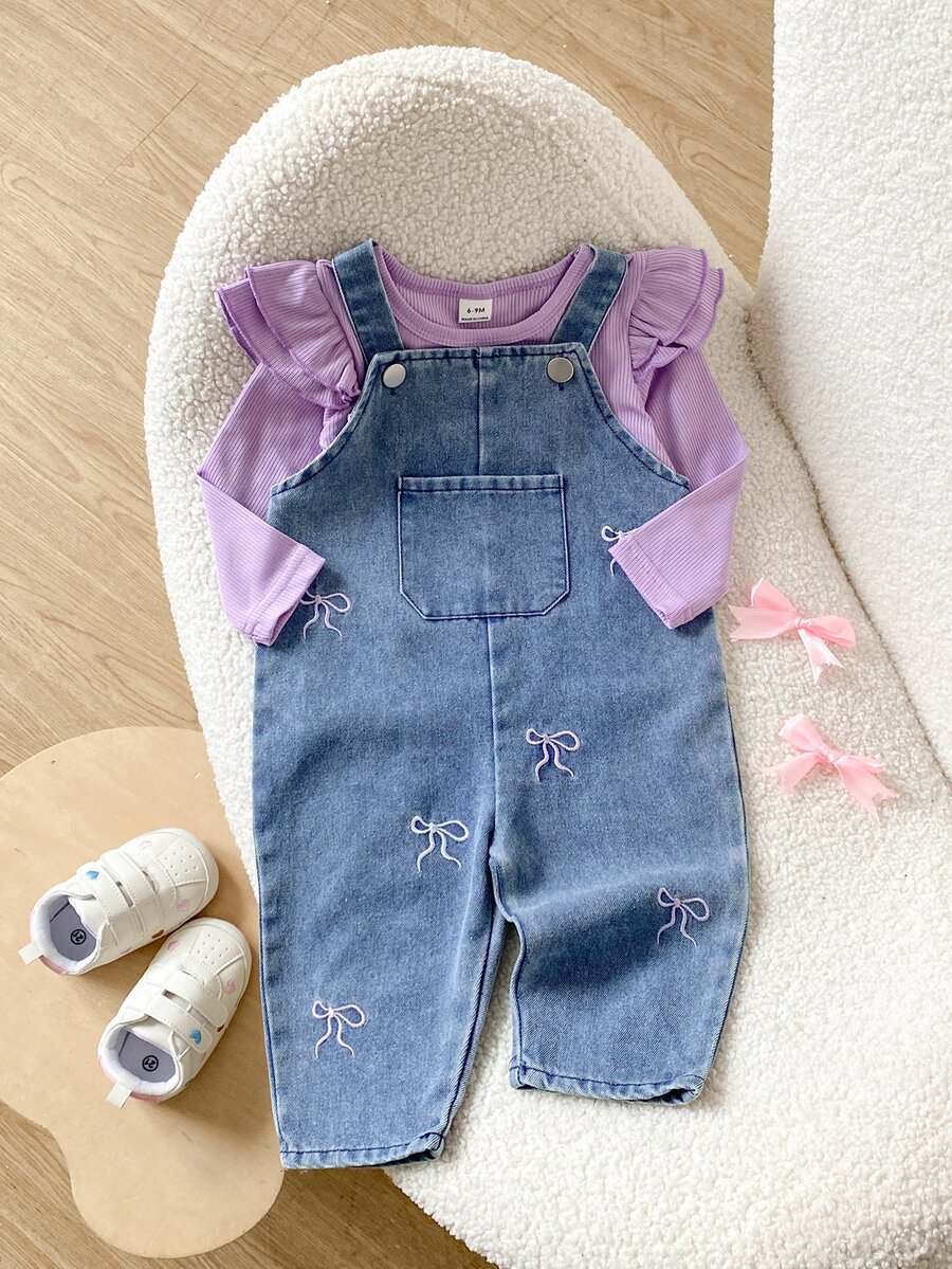 SHEIN Playful Pals 2件組幼女上衣牛仔吊帶褲,可愛紫色荷葉邊蝴蝶結刺繡,飛袖圓領,常規款,適合生日派對、秋季假期、聖誕節,羅紋設計 - 紫色 - 查看 1