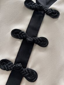 SHEIN 新款中式風格對比飾邊盤扣女款洋裝，立領燈籠袖，收腰A字版型迷你洋裝，附口袋 - 杏色 - 查看 6