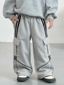 Genkimix Kids Young Young Boy' 灰色工裝運動長褲，寬腿束口褲，側邊條紋與翻蓋口袋設計，秋冬街頭風服飾 - 淺灰色 - 查看 2
