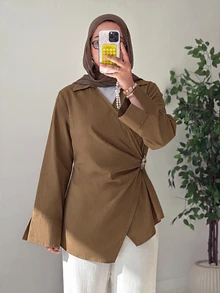 Solavon 大尺碼女款純色長袖側腰金屬裝飾不對稱下擺優雅襯衫 - 咖啡棕 - 查看 6