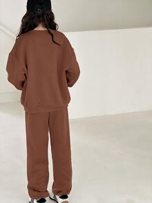青少年女孩舒適休閒極簡英文標語印花寬鬆圓領長袖套頭運動衫與錐形運動長褲套裝，適合居家與外出，深綠色，聖誕 - 咖啡棕 - 查看 2