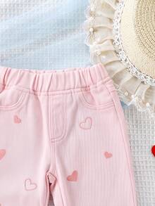SHEIN Vintaside Kids 女嬰牛仔褲，可愛俏皮風格，四季新品，復古粉色牛仔布，彈性腰頭設計，粉色愛心刺繡搭配雪洗效果，錐形褲管版型，時尚百搭，適合度假、外出及其他場合，四季新品女嬰牛仔褲 - 粉色 - 查看 3