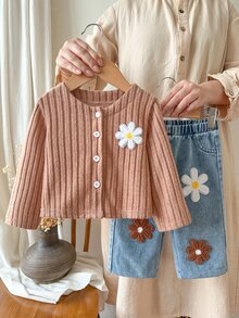 SHEIN 2件組幼女牛仔外套與長褲套裝，可愛甜美棕藍配色，3D花朵貼布、羅紋長袖圓領，休閒版型，適合生日派對、秋季假期 - 咖啡棕 - 查看 3