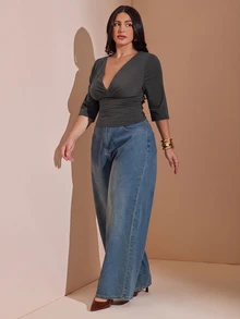 SHEIN BAE CURVE 大尺碼女款純色深V領修身T恤 - 深灰色 - 查看 8