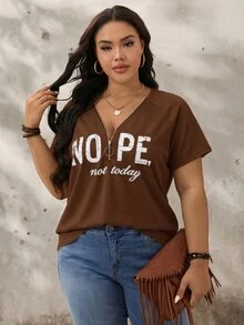 SHEIN LUNE 大尺碼女款字母印花拉鍊半開襟V領短袖T恤 - 咖啡棕 - 查看 5