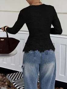 Lavishia 女款優雅秋季淺灰色圓領長袖修身T恤，對比色蕾絲刺繡荷葉邊下擺上衣，百搭秋季上衣 - 黑色 - 查看 2