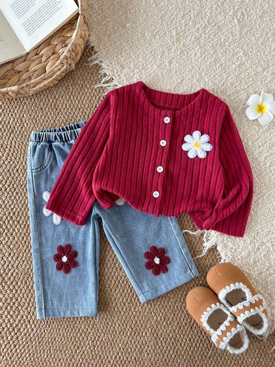 SHEIN 2件組幼女針織外套褲套裝,可愛酒紅色3D花朵貼飾,羅紋長袖圓領,常規版型,生日派對秋季假期毛衣,鈕扣設計 - 酒紅色 - 查看 1