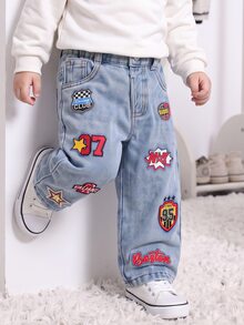 SHEIN 男嬰秋季淺藍色寬腿牛仔長褲，徽章與字母酷炫印花，鬆緊腰直筒長褲，適合上學與外出 - 淺色水洗藍 - 查看 4