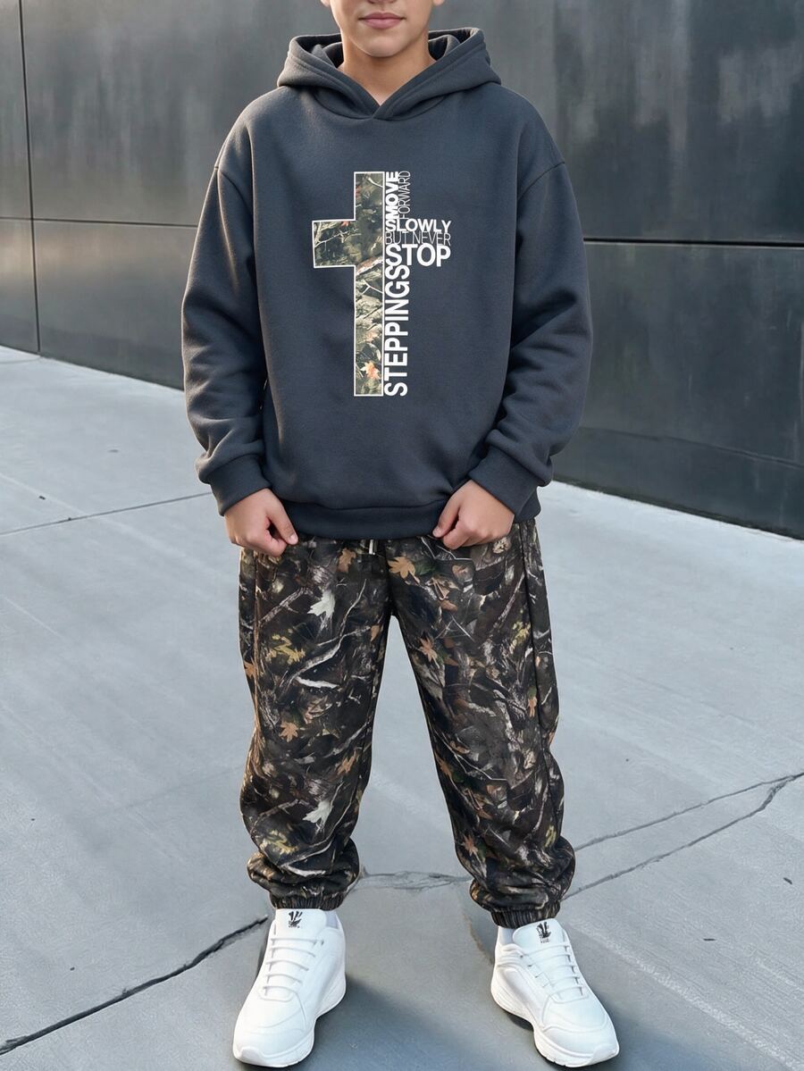 SHEIN 兒童青少年男孩休閒百搭深灰色連帽衛衣與枯葉迷彩長褲2件套,適合通勤、上學、日常休閒穿著、運動,秋冬款 - 軍綠色 - 查看 1