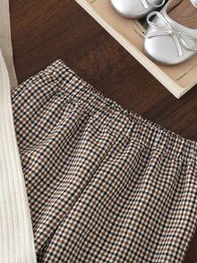 SHEIN Elladie kids 女童格紋 2 件套，米色荷葉邊圓領長袖內搭上衣搭配棕色格紋領拼接設計；同材質格紋寬腿長褲。適合日常上學、開學季、姐妹聚會、派對活動、戶外拍照、拜訪親友、郊區出遊等場合 - 卡其色 - 查看 7
