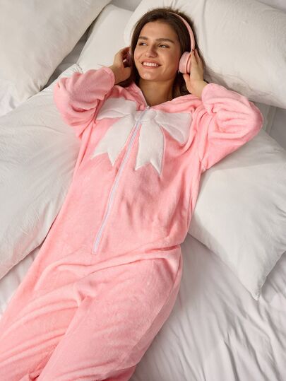 Lowkey Lull Pyjama une pièce en flanelle rose pour femmes avec applique nœud 3D grande taille, combinaison à capuche avec fermeture éclair avant, manches longues et pieds entiers, vêtement de nuit doux et mignon pour l'automne/l'hiver