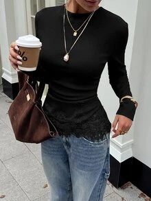Lavishia 女款優雅秋季淺灰色圓領長袖修身T恤，對比色蕾絲刺繡荷葉邊下擺上衣，百搭秋季上衣 - 黑色 - 查看 7