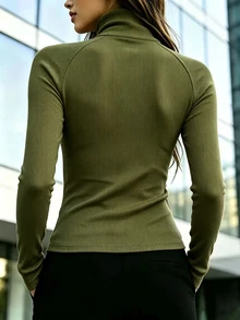 Trelyra 女款純色休閒百搭日常穿著長袖T恤 - 軍綠色 - 查看 2