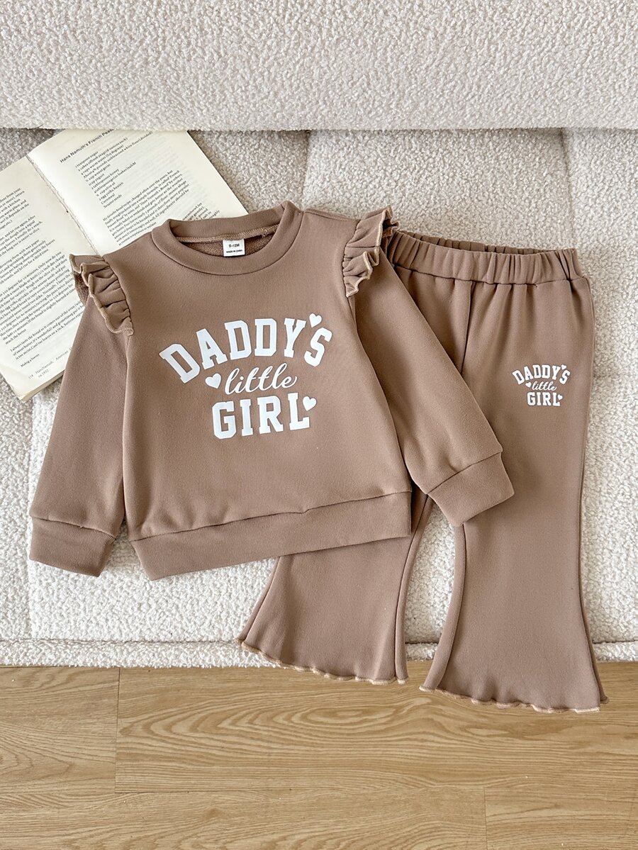 SHEIN Souflis Bộ 2 món áo nỉ tay dài cổ tròn và quần ống loe cho bé gái chập chững, màu nâu, phong cách dễ thương ngọt ngào, họa tiết chữ, trái tim, bèo nhún, gân tăm, mặc thường ngày ngoài trời mùa thu Halloween - màu nâu - Xem 1