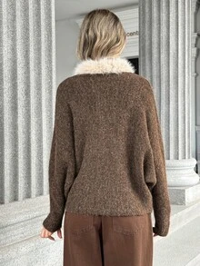 Pariaura Cardigan Sweater Kancing Tunggal Patchwork dengan Kerah Bulu Kelinci Imitasi Bergaya Vintage - Coklat - View 2