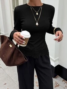 Lavishia 女款優雅秋季淺灰色圓領長袖修身T恤，對比色蕾絲刺繡荷葉邊下擺上衣，百搭秋季上衣 - 黑色 - 查看 3