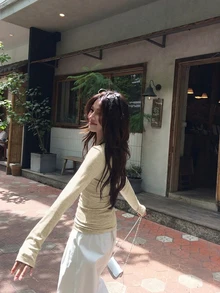 DAZY 女款V領長袖純色韓風T恤 - 卡其色 - 查看 2