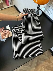 GlowEve 女款時尚休閒刺繡圓領短袖抽褶腰貼身短版T恤與條紋印花鬆緊腰抽繩百搭寬鬆直筒長褲兩件套 - 黑與白 - 查看 5