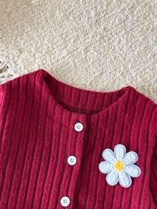 SHEIN 2件組幼女針織外套褲套裝，可愛酒紅色3D花朵貼飾，羅紋長袖圓領，常規版型，生日派對秋季假期毛衣，鈕扣設計 - 酒紅色 - 查看 5