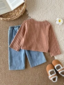 SHEIN 2件組幼女牛仔外套與長褲套裝，可愛甜美棕藍配色，3D花朵貼布、羅紋長袖圓領，休閒版型，適合生日派對、秋季假期 - 咖啡棕 - 查看 2