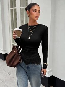 Lavishia 女款優雅秋季淺灰色圓領長袖修身T恤，對比色蕾絲刺繡荷葉邊下擺上衣，百搭秋季上衣 - 黑色 - 查看 5
