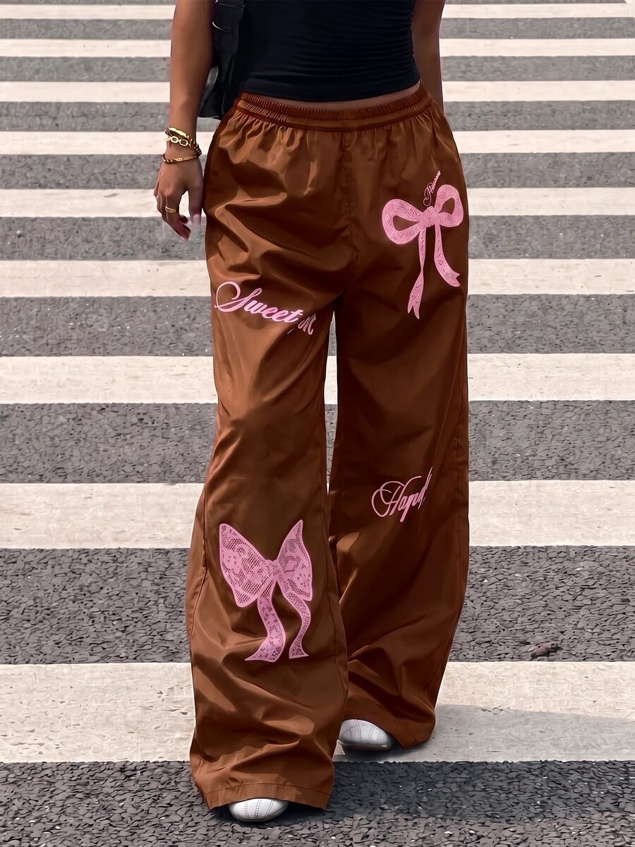 SHEIN Sparklyn 青少年女孩秋季服飾 蝴蝶結與字母印花長褲,假日穿搭,休閒舒適日常可愛 - 棕色 - 查看 1