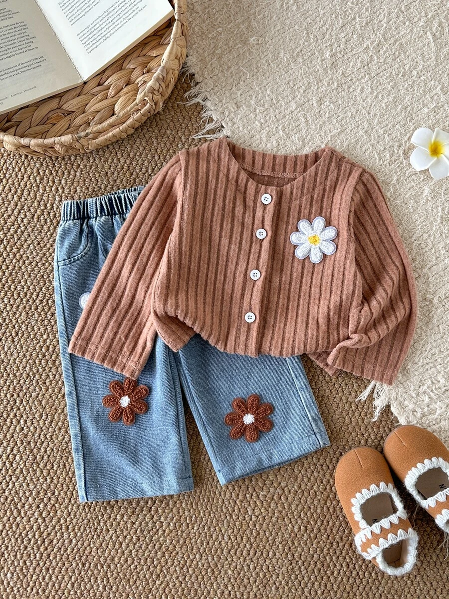 SHEIN 2件組幼女牛仔外套與長褲套裝,可愛甜美棕藍配色,3D花朵貼布、羅紋長袖圓領,休閒版型,適合生日派對、秋季假期 - 咖啡棕 - 查看 1