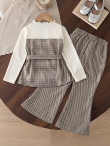 SHEIN Elladie kids 女童格紋 2 件套，米色荷葉邊圓領長袖內搭上衣搭配棕色格紋領拼接設計；同材質格紋寬腿長褲。適合日常上學、開學季、姐妹聚會、派對活動、戶外拍照、拜訪親友、郊區出遊等場合 - 卡其色 - 查看 2