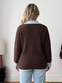 Vionelle ملابس علوية نسائية مقاس كبير بلون القهوة مع تباين في الياقة البولو، تريكو مضلع، تصميم قطعتين وهمي بياقة V وأكمام طويلة مع أساور متباينة - قهوة بني - مشاهدة 2