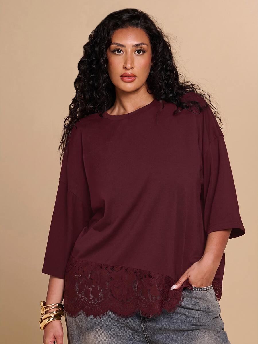 SHEIN BAE CURVE 大尺碼女款對比蕾絲圓領 3/4 袖休閒 T 恤 - 酒紅色 - 查看 1
