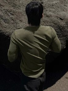 DAZY 男士紋理布料純色基礎半開襟T恤 - 軍綠色 - 查看 2