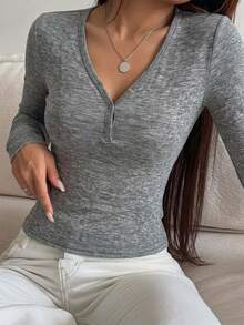 DAZY 女款純色修身V領長袖休閒度假韓風秋冬保暖內搭T恤 - 灰色 - 查看 5