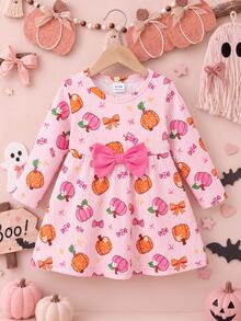 SHEIN 嬰兒/幼兒（女童）長袖洋裝，粉色與白色細條紋底色，印有可愛南瓜、糖果與蝴蝶結圖案，圓領設計，正面裝飾吸睛大粉色蝴蝶結，高腰抓褶A字裙擺，柔軟面料，甜美可愛 - 彩色 - 查看 2