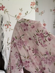 CottageSlumber طقم بيجاما نسائي من الدانتيل والقطع المنسوجة نصف شفافة بأكتاف مكشوفة وأزرار أمامية وأكمام قصيرة مع بنطال طويل - وردي - مشاهدة 7