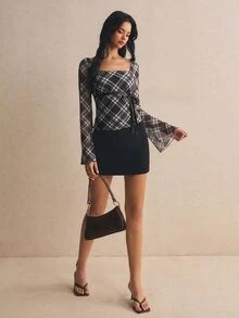 Poéselle 女款格紋方領喇叭袖綁腰時尚上衣 - 黑與白 - 查看 3