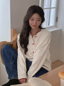 DAZY 女款對比飾邊愛心鈕扣寬鬆長袖圓領休閒度假韓風秋冬針織開襟衫 - 杏色 - 查看 6
