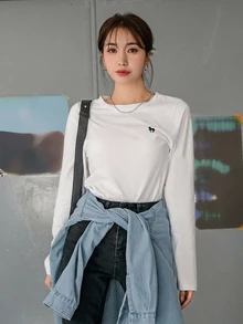 DAZY 女款簡約刺繡長袖T恤，適合日常穿著的多功能款式 - 白色 - 查看 2