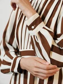Aveloria Modichic Gaun Panjang Kasual Wanita Bergaris Lebar dengan Detail Kerutan di Bagian Dada, Bahan Elastis 4 Arah, Cocok untuk Perjalanan Sehari-hari - MultiWarna - View 5