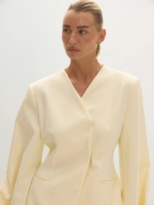 MUSEYN Cream Woven Cinched Structured Suit Blazer Date Night Timeless Tailored Office New Season Fall - Beige - View 5